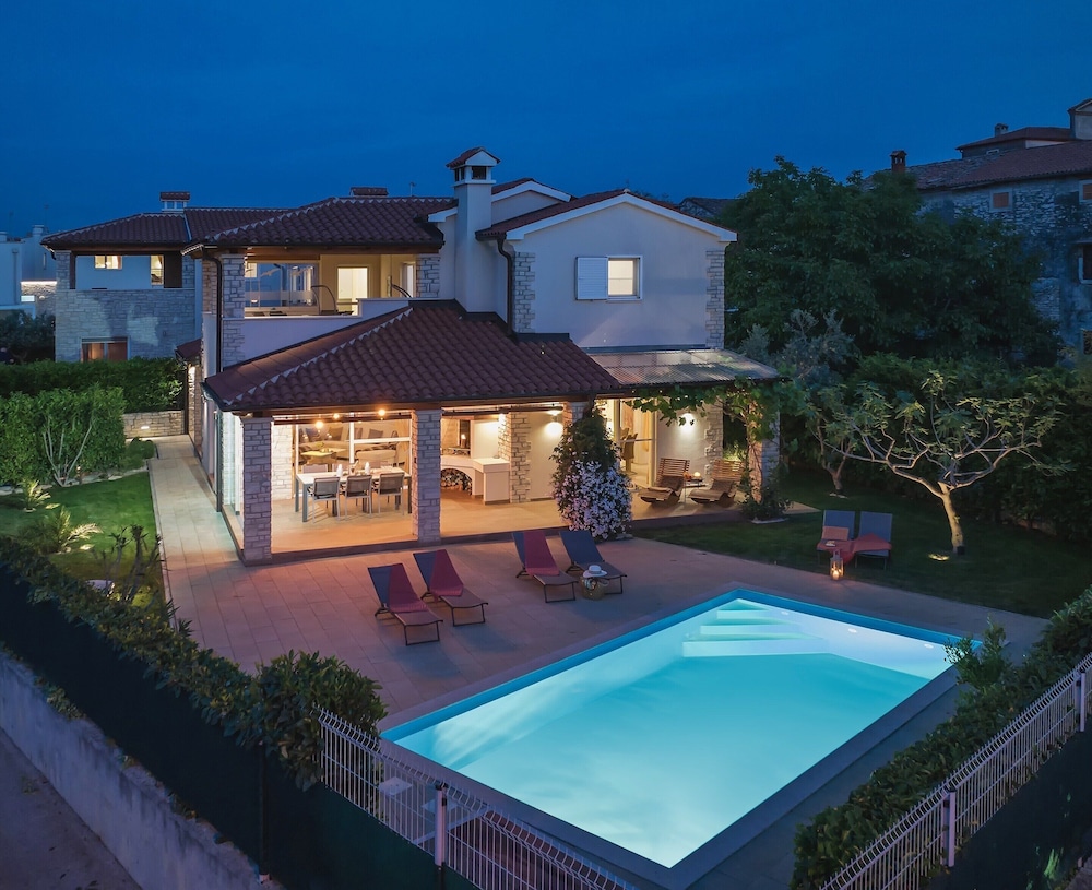 Villa in Novigrad with Pool near Beach — 4-Star Luxury Hotel in Novigrad, Croatia