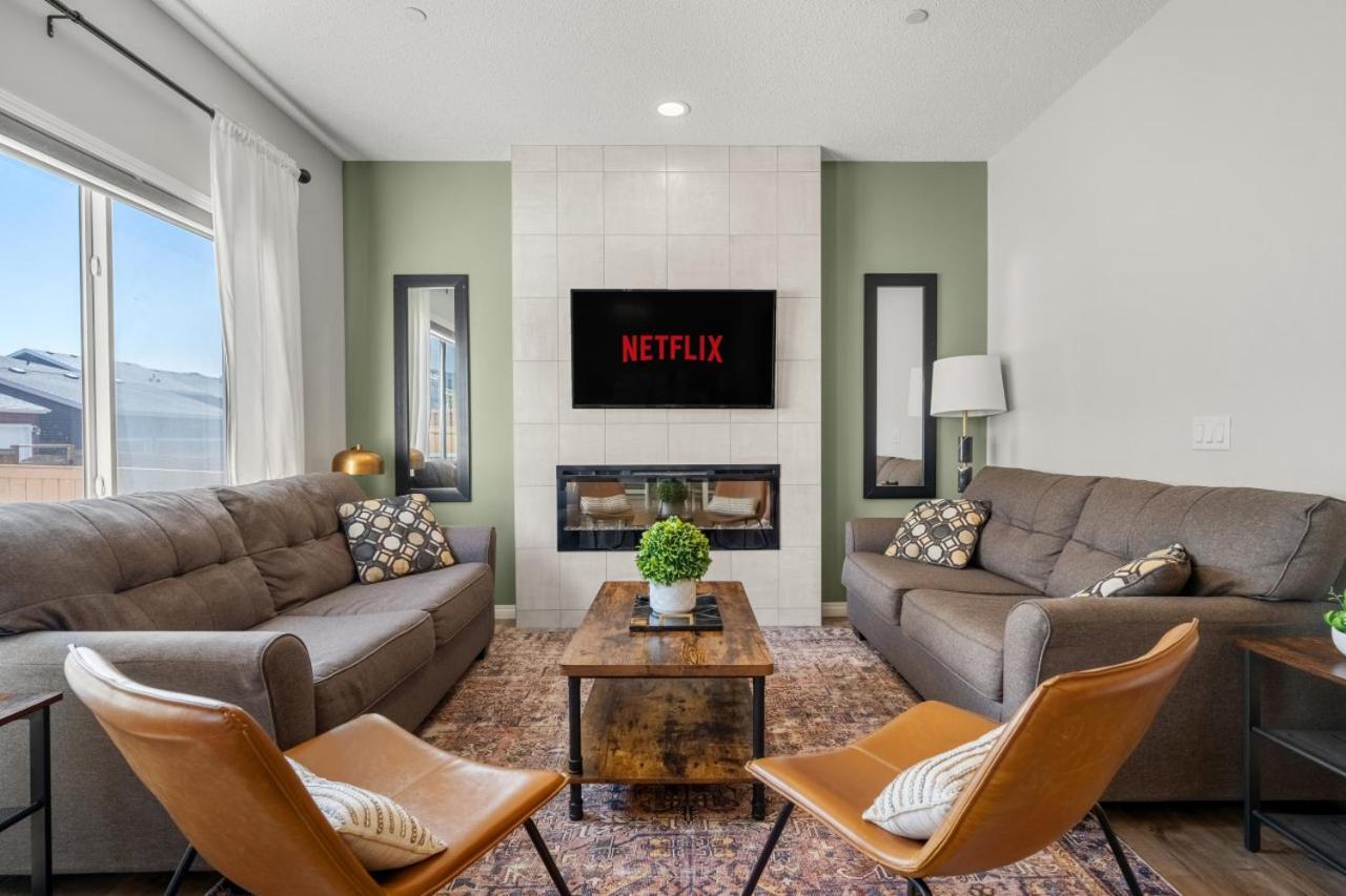 Top Rated Luxury House with Central AC Double Garage Parking 2 Kitchens 5 Bedrooms & More — 4-Star Luxury Hotel in Calgary, Canada