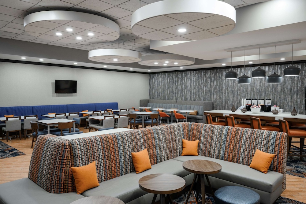 Hampton Inn Evansville Airport - photo 34