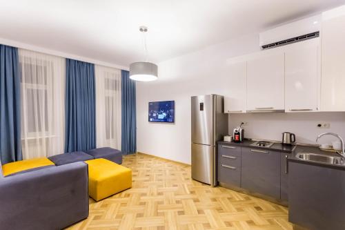 Luxury 3 BR apartment by Freedom square City Center