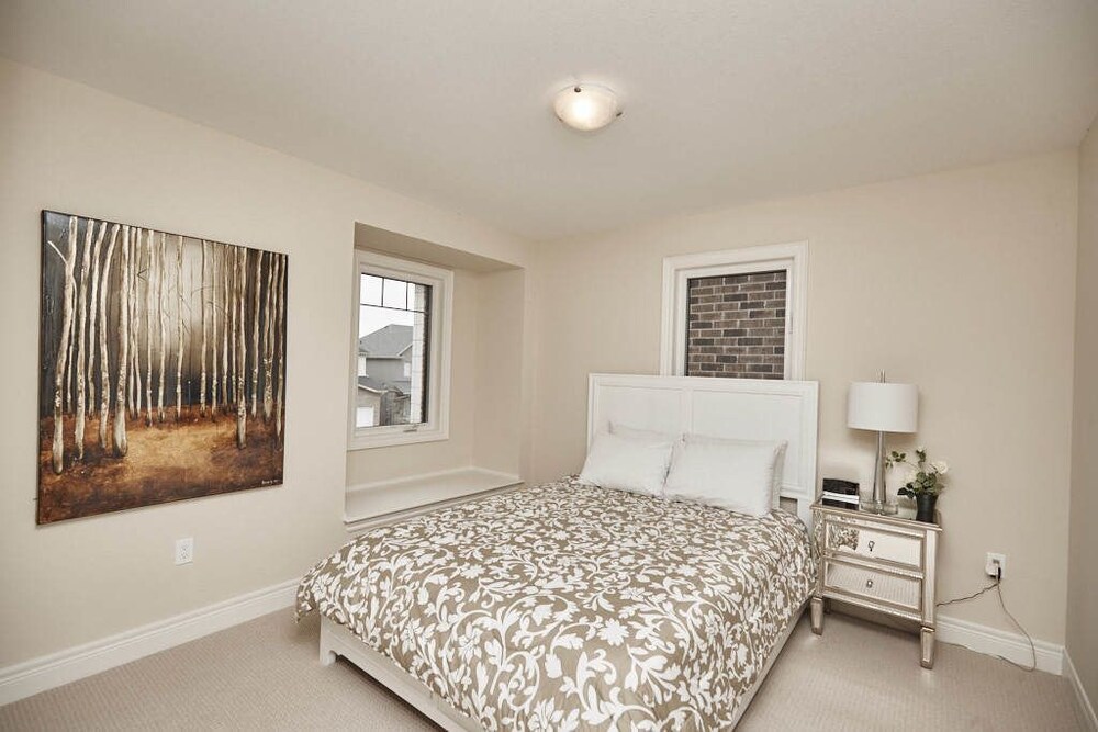 Thundering Waters Luxury Retreat — Niagara Falls — photo 4