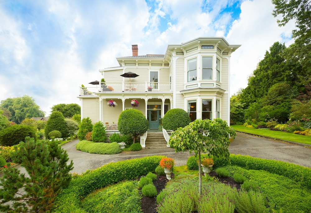 Fairholme Manor — 4-Star Luxury Hotel in Victoria, Canada