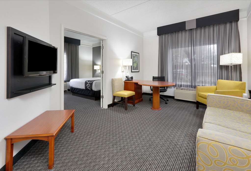 La Quinta Inn & Suites by Wyndham Dallas North Central - photo 19