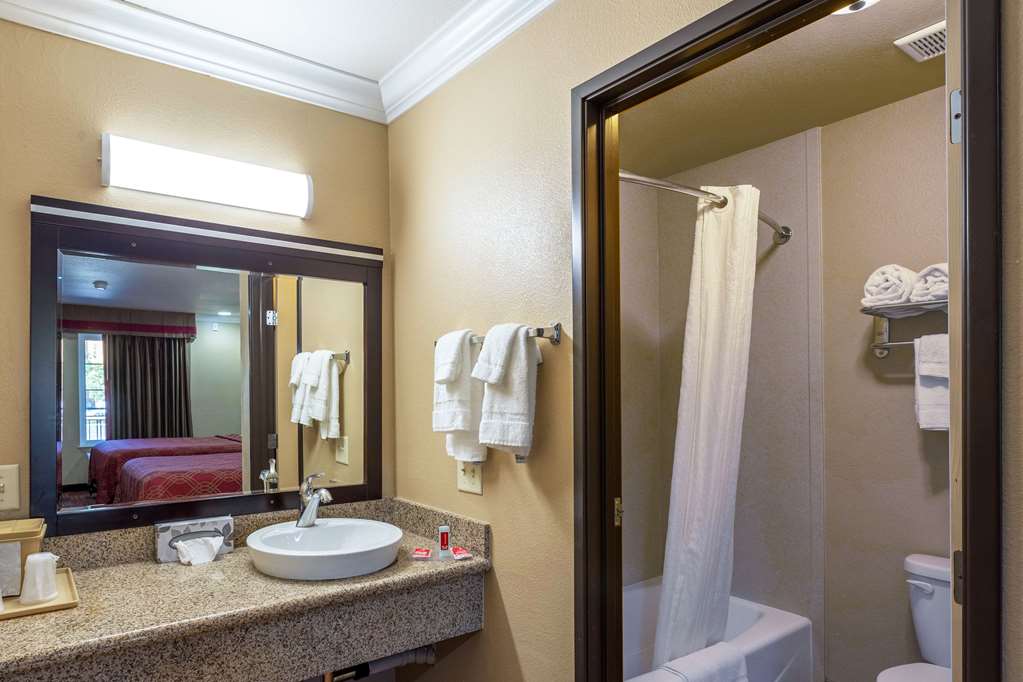 Econo Lodge Inn & Suites Escondido Downtown - photo 20