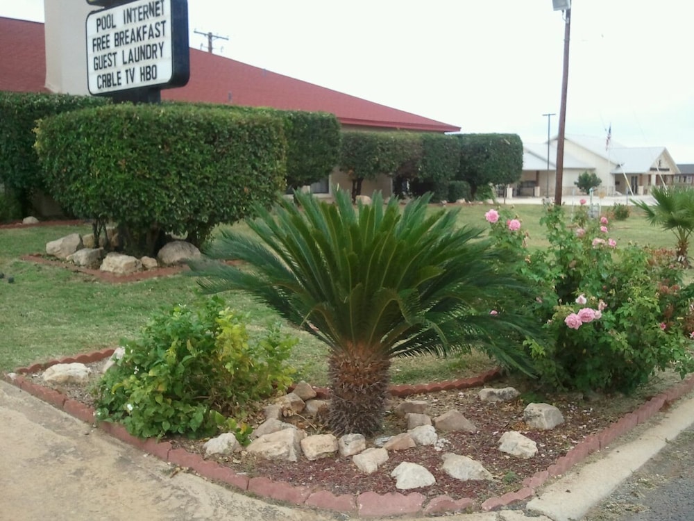 Royal Inn Pearsall - photo 25
