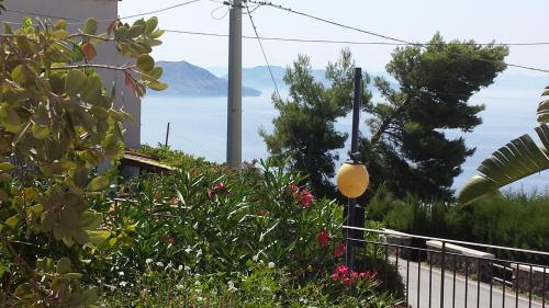 Salina Acroeoliano monolocali in villa — 4-Star Luxury Hotel in Leni, Italy