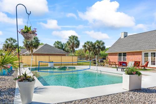 Sea Queen 4Br 3Ba Pool 5miles to Beach in Navarre, United States