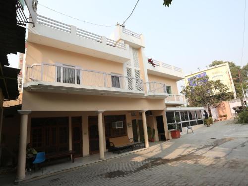 Oyo 82576 Hotel Devpuri Inn - last minute hotel in Lucknow