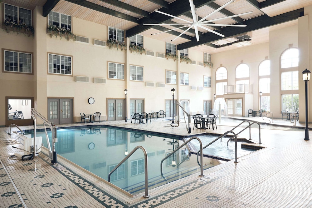 Comfort Suites Milwaukee Airport - photo 38