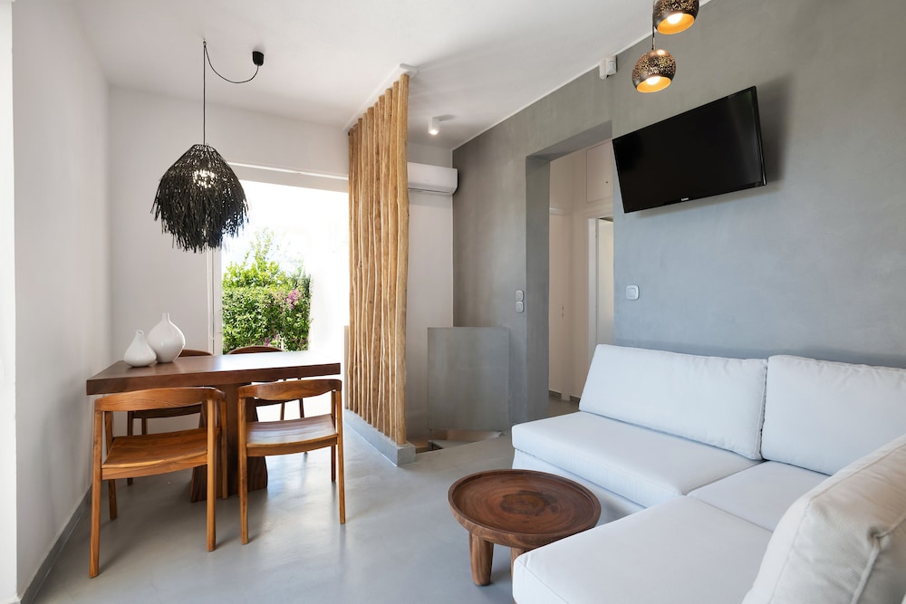 Elisa Seaside Luxury Suite Private hot Tub Beach — 5-Star Luxury Hotel in Loutraki, Greece