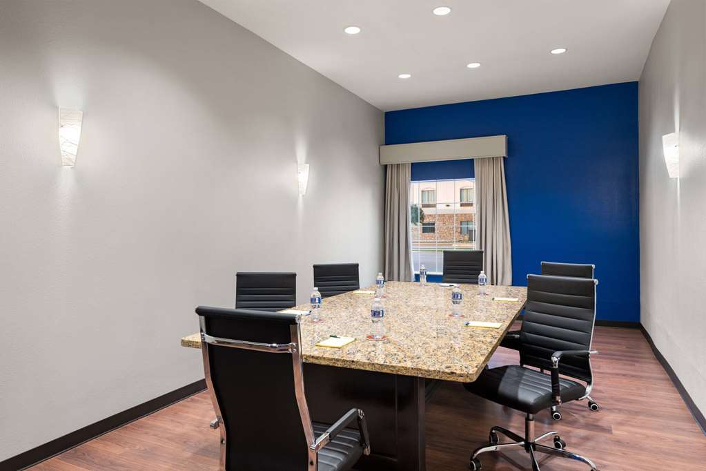 La Quinta Inn & Suites by Wyndham Denton University Drive - photo 26