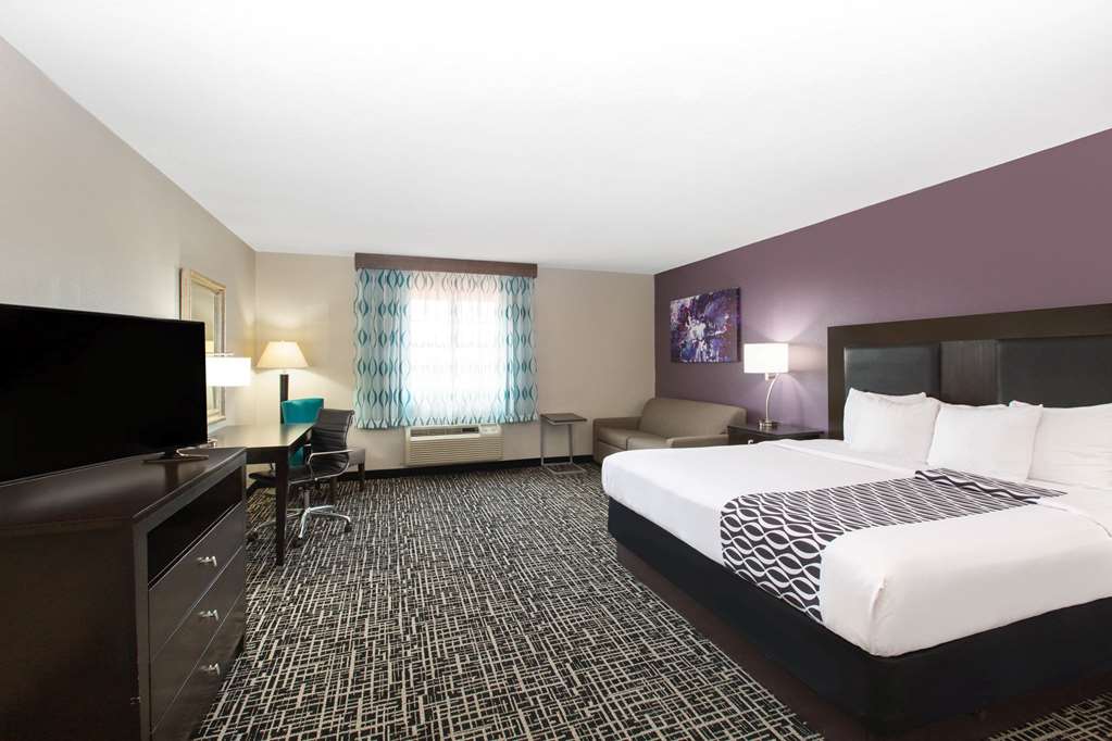 La Quinta Inn & Suites by Wyndham Blue Springs - photo 21