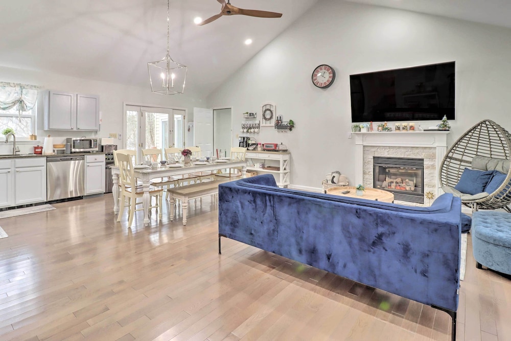 Gas Grill Lake Access Scenic Poconos Retreat — hotel in East Stroudsburg