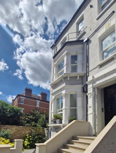 Charming Bright 2 Bed Heritage Flat Battersea Park London — 4-Star Luxury Hotel in London, United Kingdom