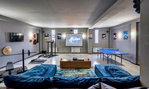 Entire House Cityscape Retreat: The View