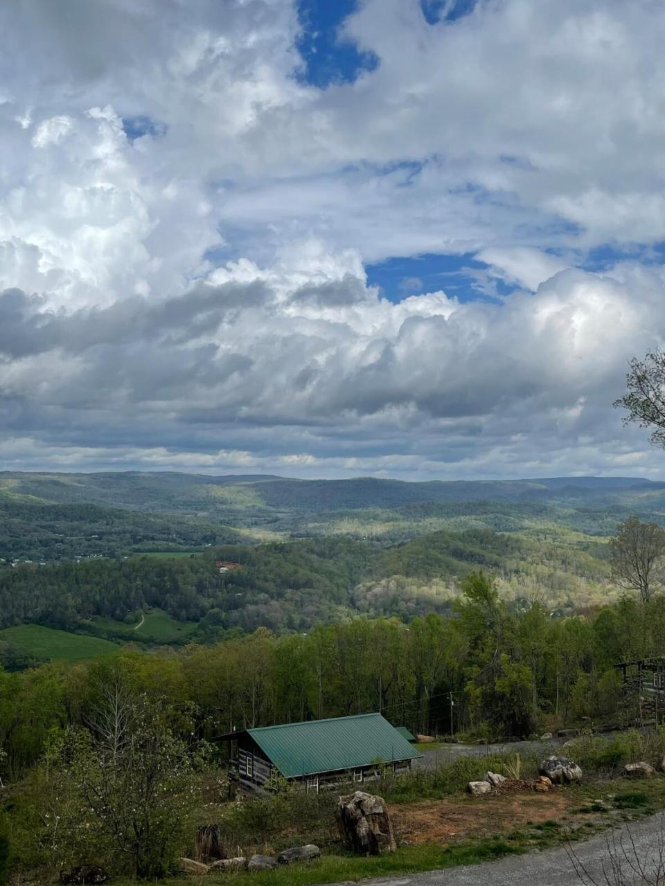 Harper Tree Top - carbon neutral hotel in Unknown City
