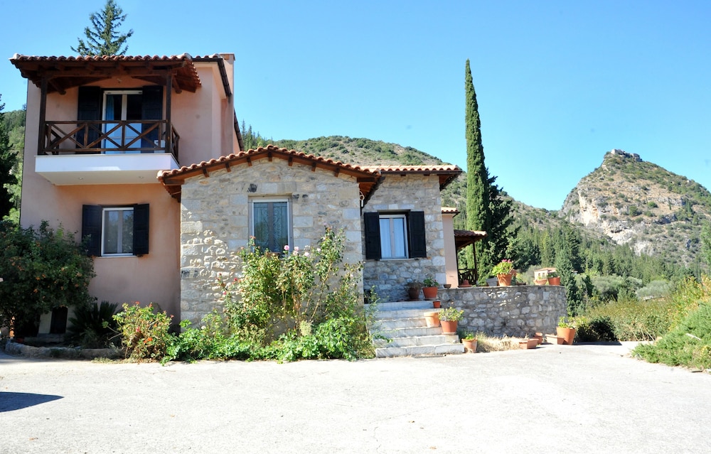 Aesthetic Delight Stone Villa in Mystras — 4-Star Luxury Hotel in Sparti, Greece