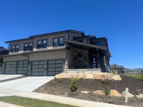4 bd Ski Villa with Hot Tub and Bunk Room by lake — 4-Star Luxury Hotel in Heber, United States