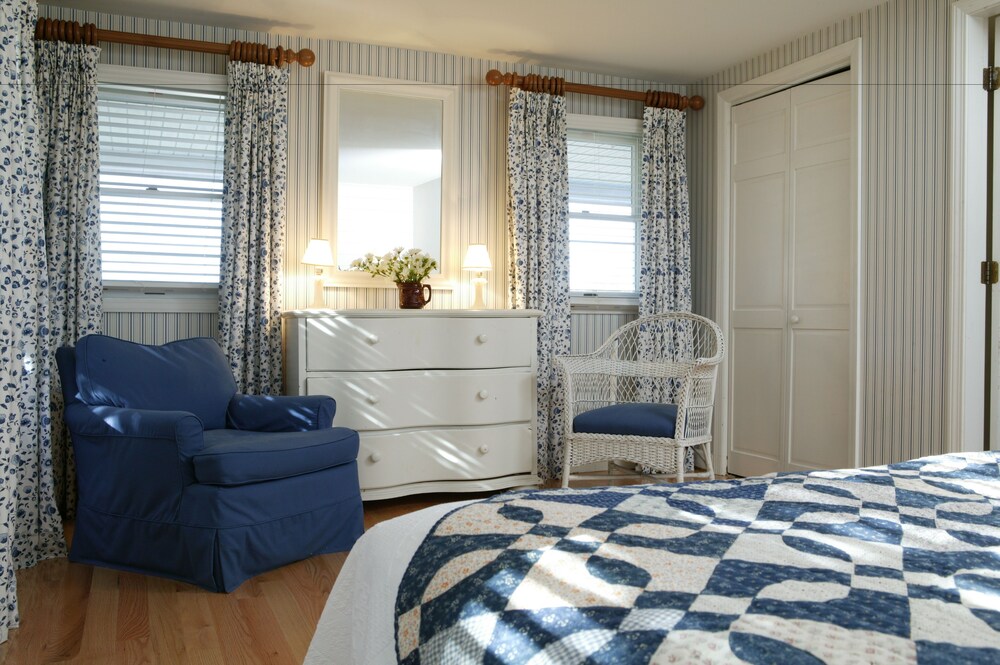 Menemsha Inn - photo 10