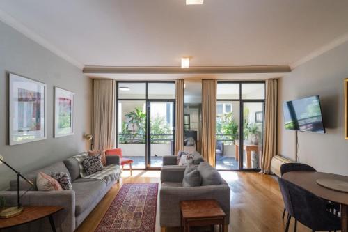Stunning 1Bed Surry Hills Balcony Apt w Parking — 4-Star Luxury Hotel in Sydney, Australia