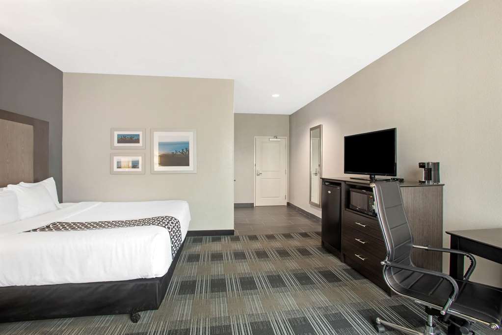 La Quinta Inn & Suites by Wyndham Victoria South - photo 24