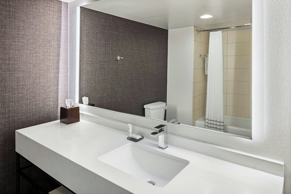 Bloomington Normal Marriott Hotel & Conference Center - photo 30