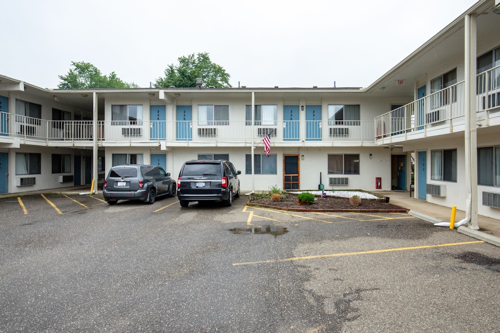 Days Inn by Wyndham New Philadelphia - photo 2