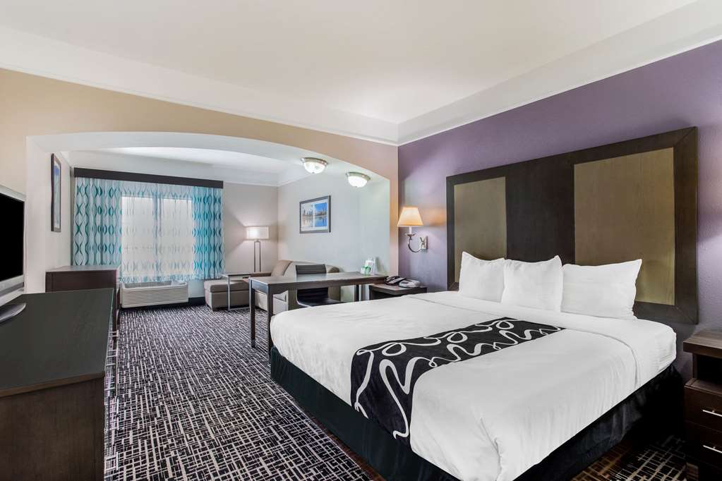 La Quinta Inn & Suites by Wyndham Fultondale Birmingham N - photo 21