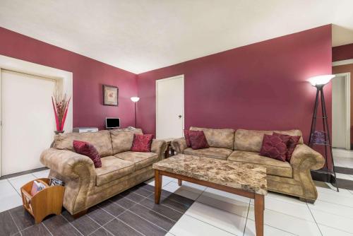 Days Inn by Wyndham Bryan College Station - photo 4