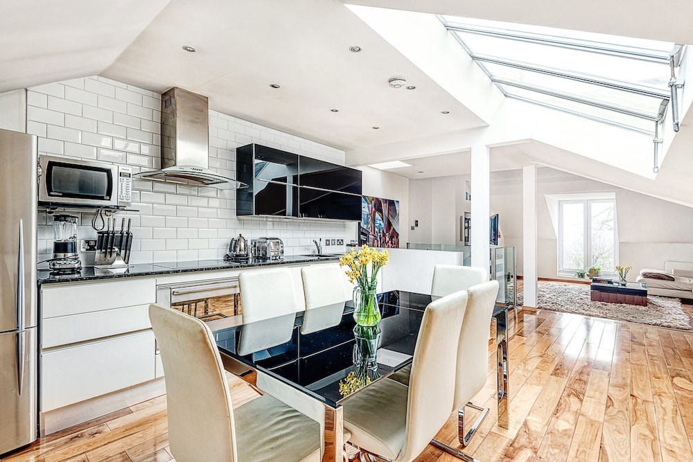 The King of Spades — 4-Star Luxury Hotel in London, United Kingdom
