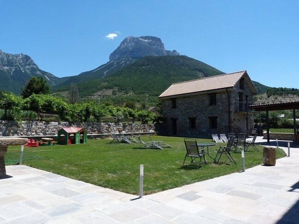Puerta de Ordesa Garden — 4-Star Luxury Hotel in Laspuna, Spain