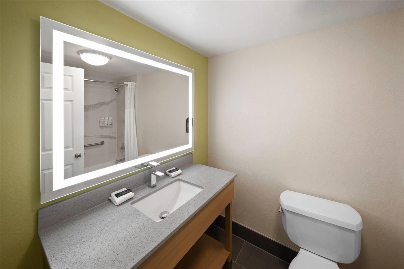 La Quinta Inn & Suites by Wyndham San Antonio Airport - photo 30