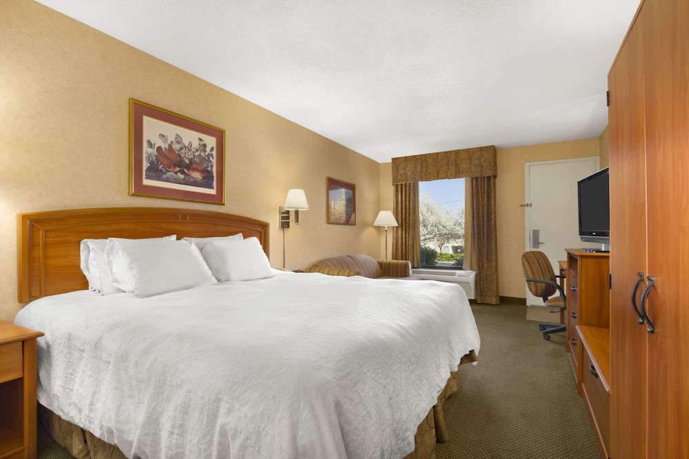 Howard Johnson by Wyndham Greensboro Near the Coliseum - photo 14