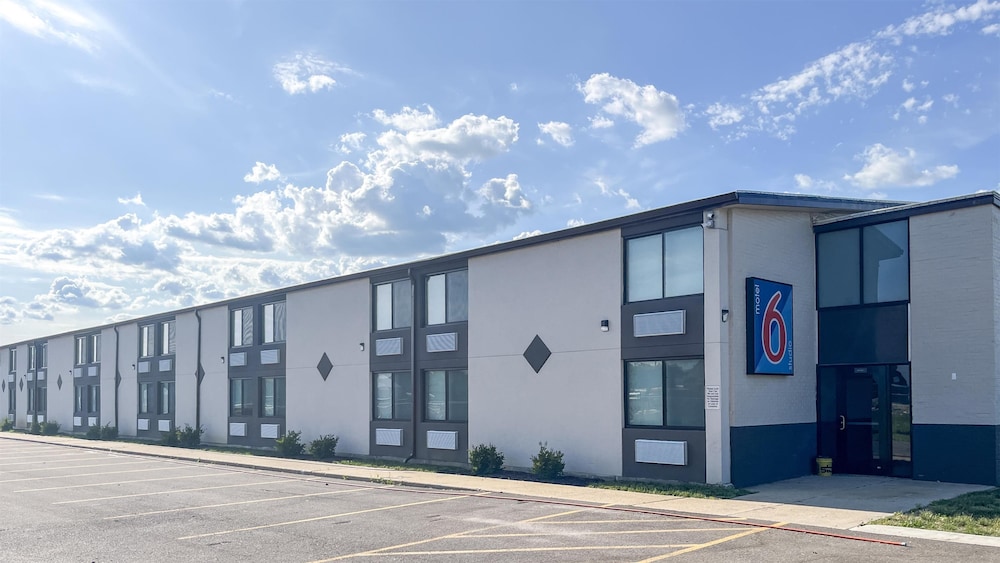 Motel 6 Rockford IL RFD Airport — hotel in Rockford