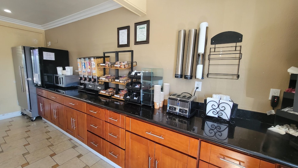 Marinwood Inn & Suites - photo 27