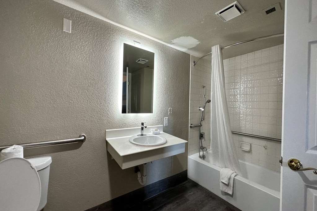 Days Inn by Wyndham San Diego Vista - photo 12