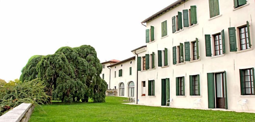Hotel Villa Policreti — 4-Star Luxury Hotel in Aviano, Italy
