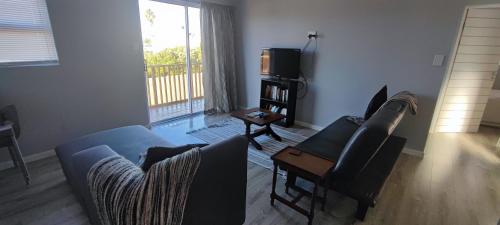 Lovely 2 bedroom condo with balcony and a view