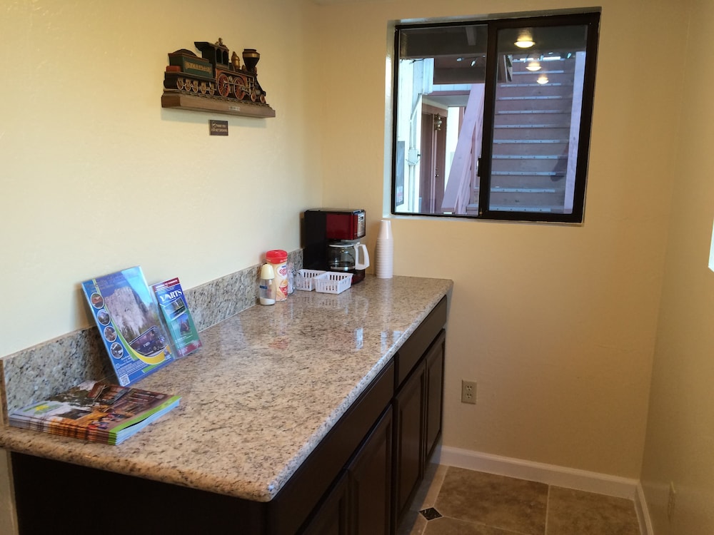 Jamestown Railtown Motel - photo 17