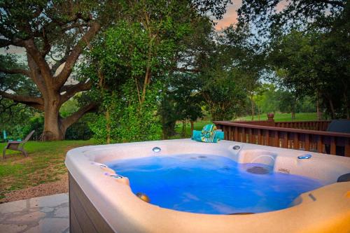 Walk to Main St Hot Tub Pool Elevated Deck in Fredericksburg, United States