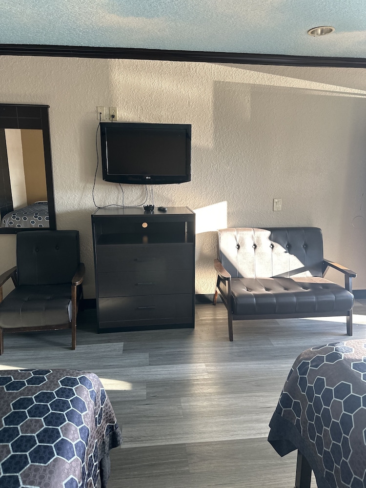 Luxury Inn and Suites - photo 12