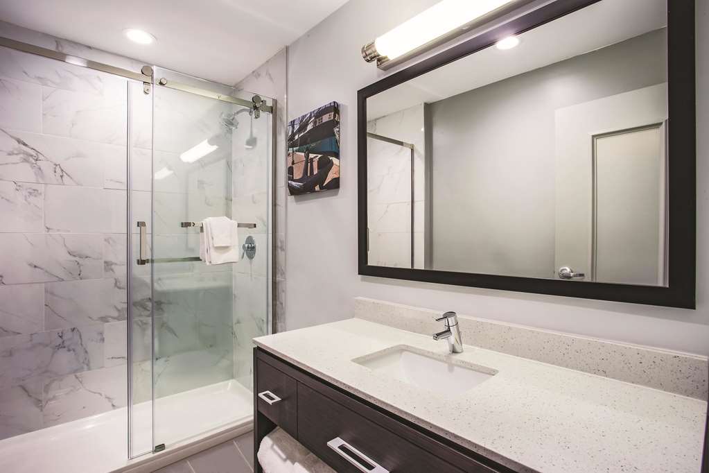 La Quinta Inn & Suites by Wyndham Baltimore Downtown - photo 15