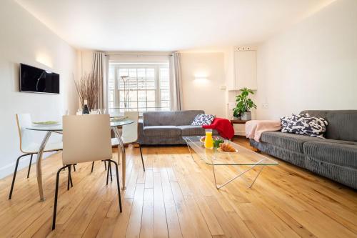 Spacious Apartment with a balcony in Prime Location in Farringdon — 4-Star Luxury Hotel in London, United Kingdom
