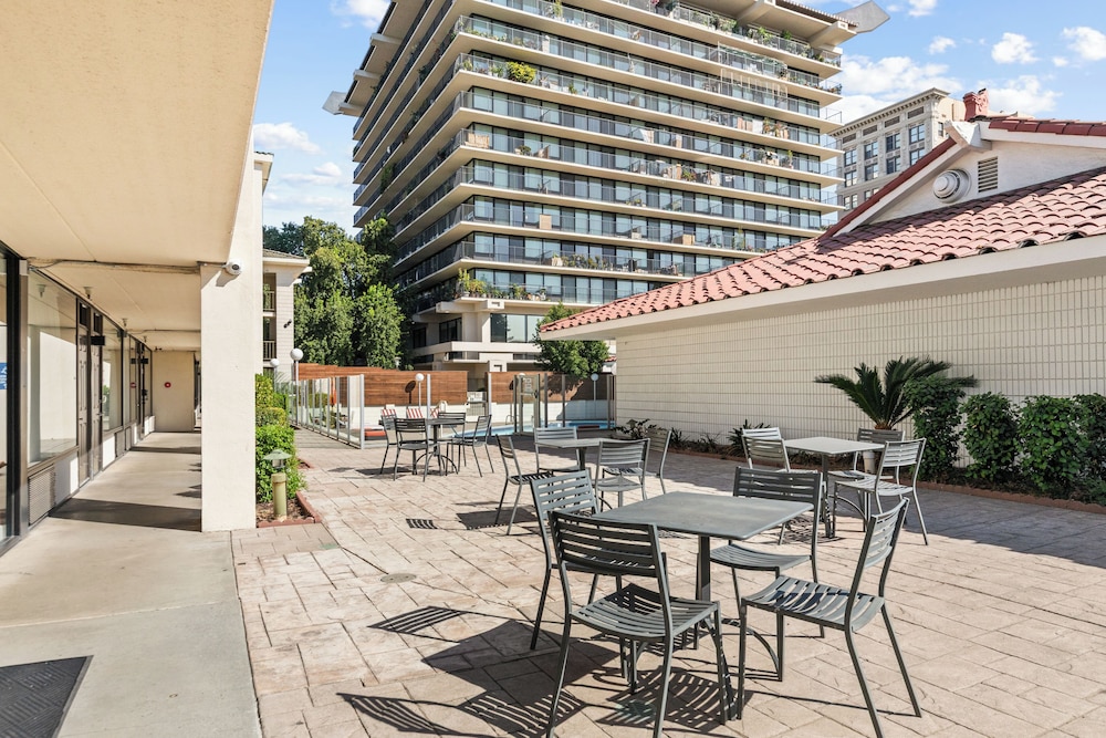 Vagabond Inn Executive Old Town - photo 66