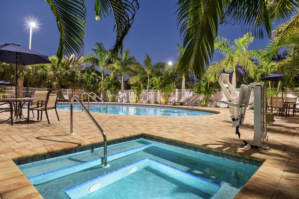 Spark by Hilton Sarasota Siesta Key Gateway - photo 12
