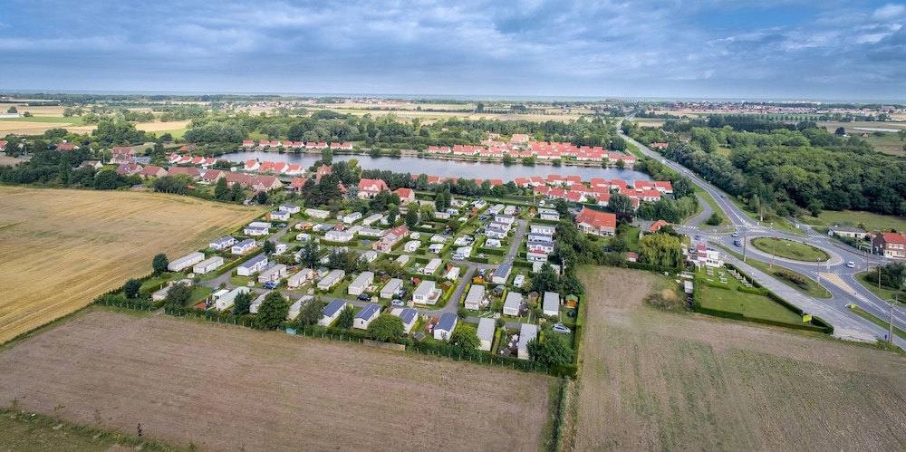 Caravaning du Lac — 4-Star Luxury Hotel in Ghyvelde, France