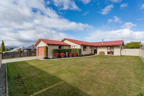 Alpine Scenery Wanaka Holiday Home — 4-Star Luxury Hotel in Wanaka, New Zealand