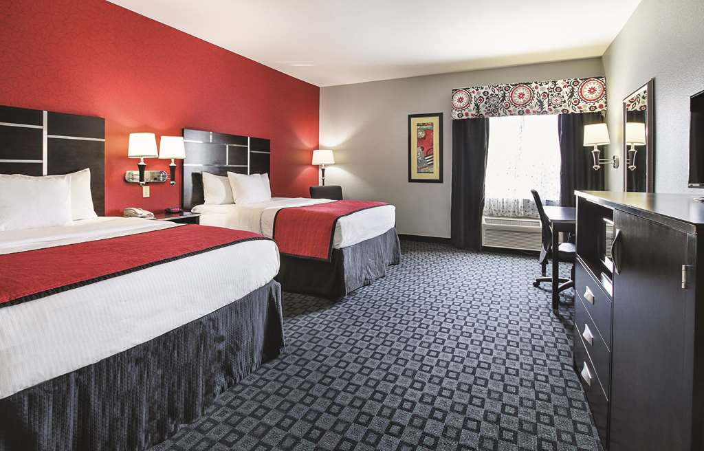 La Quinta Inn & Suites by Wyndham Dallas Hutchins - photo 15