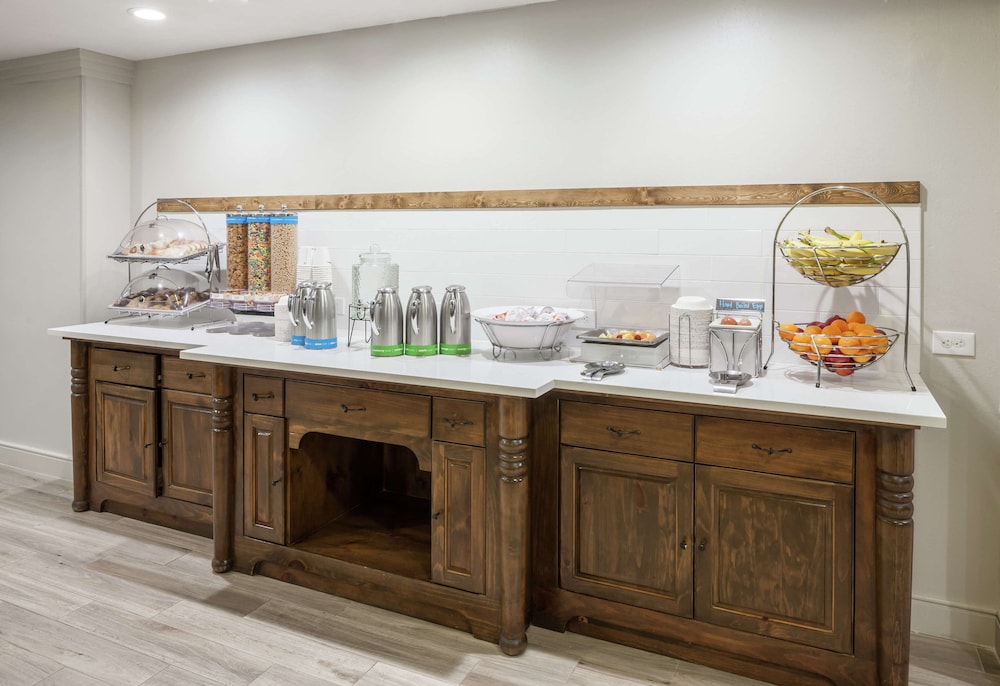 Hampton Inn Austin Round Rock - photo 31