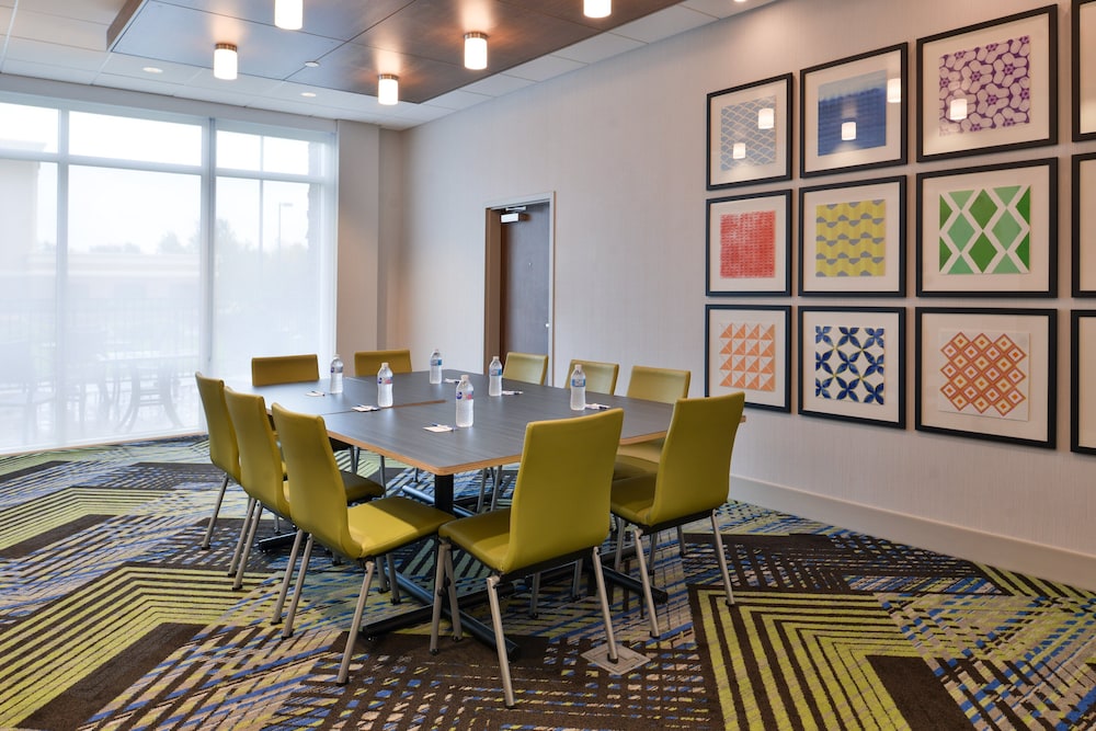 Holiday Inn Express & Suites Marshalltown by IHG - photo 56